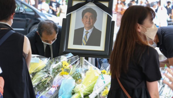 De ce a fost asasinat Shinzo Abe. Secta din care făcea parte mama asasinului